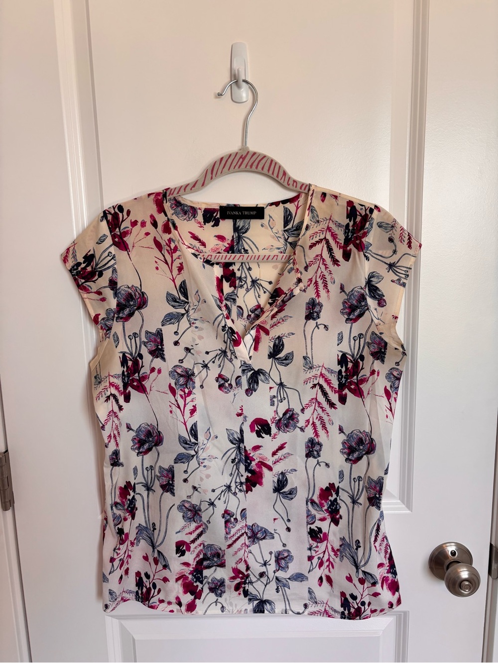 Ivanka Trump Cream Floral V-Neck Cap Sleeve Blouse